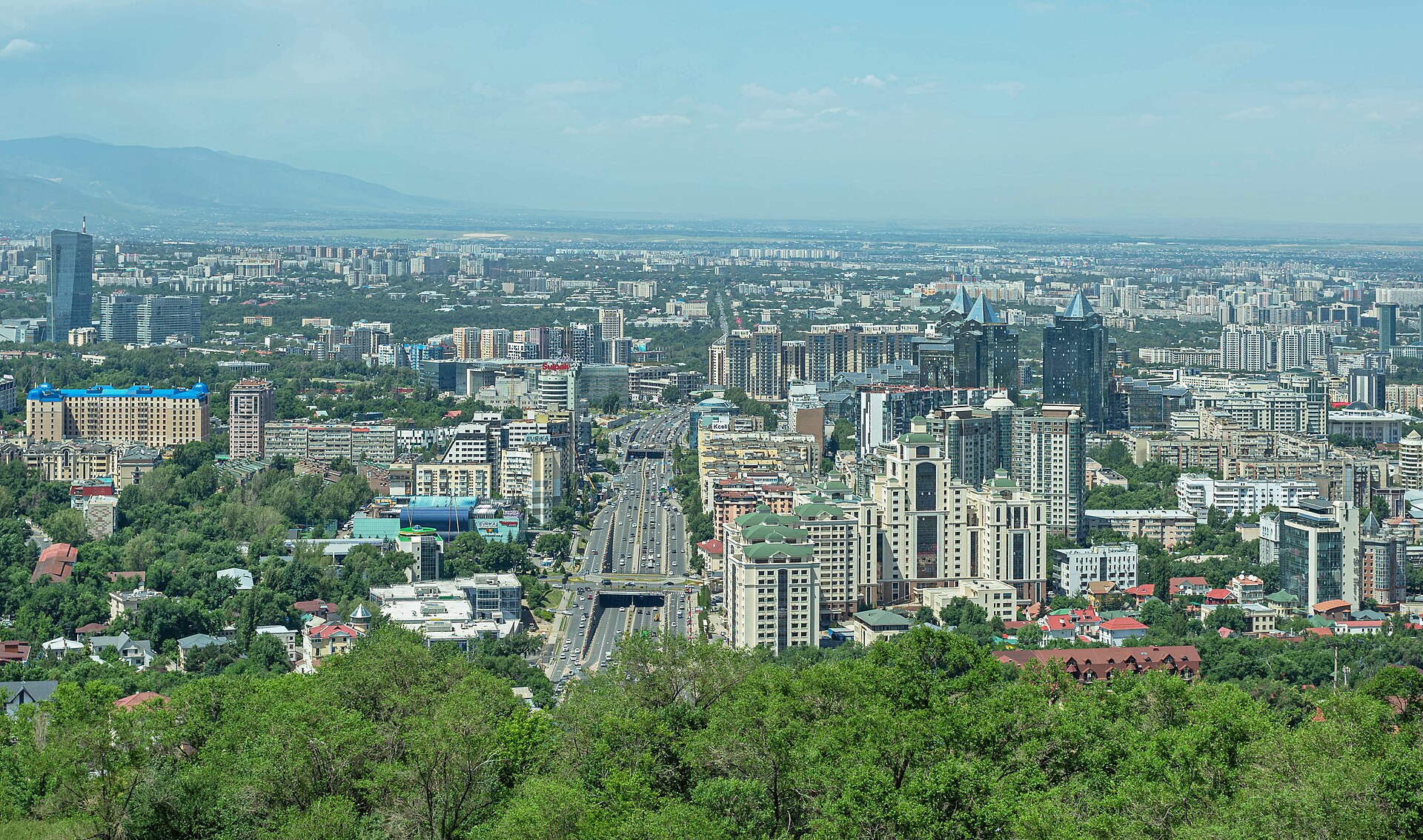 Imagem de referência relacionada a Almaty, item descrito como maior cidade do Cazaquistão