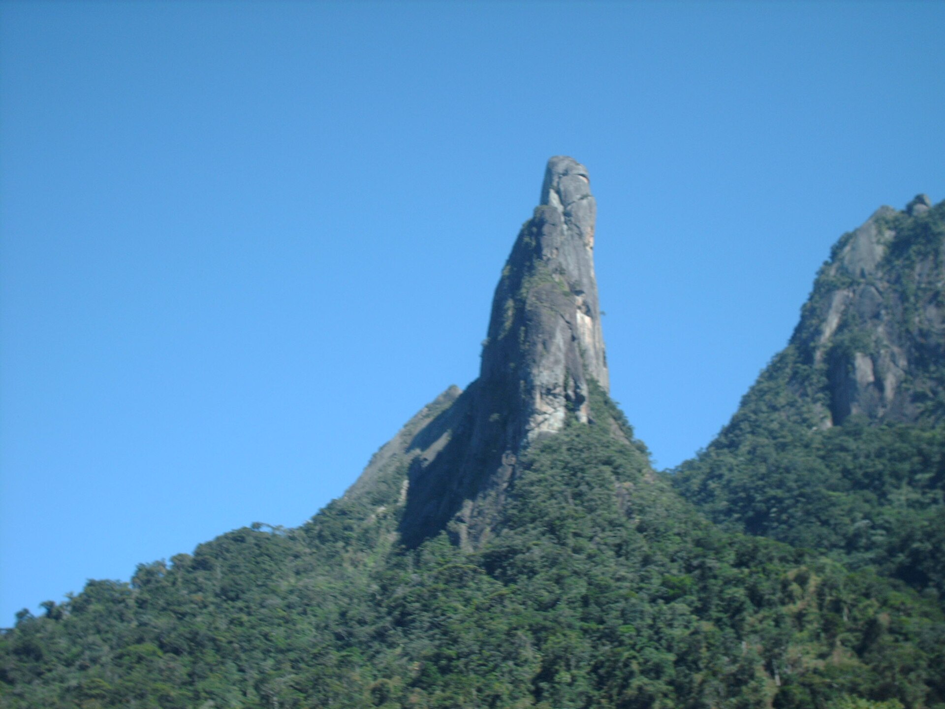 Imagem de referência relacionada a Dedo de Deus, item descrito como pico no Rio de Janeiro