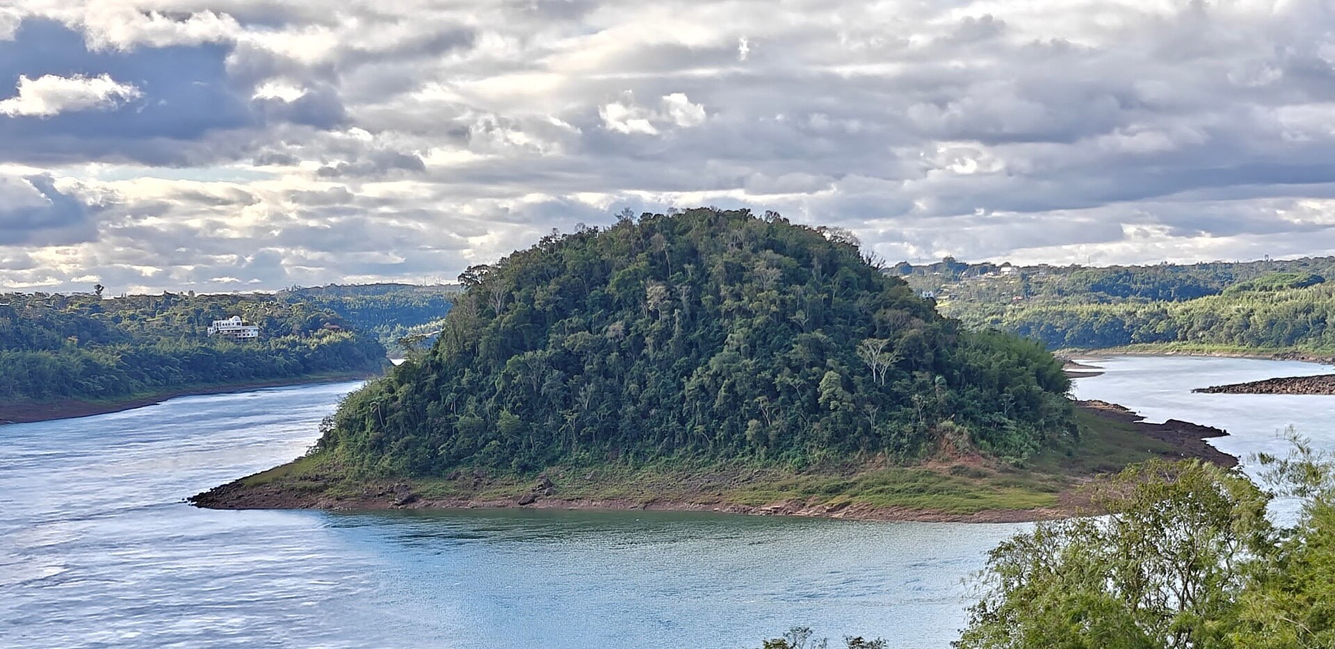Imagem de referência relacionada a Ilha Acaraí, item descrito como ilha no Rio Paraná