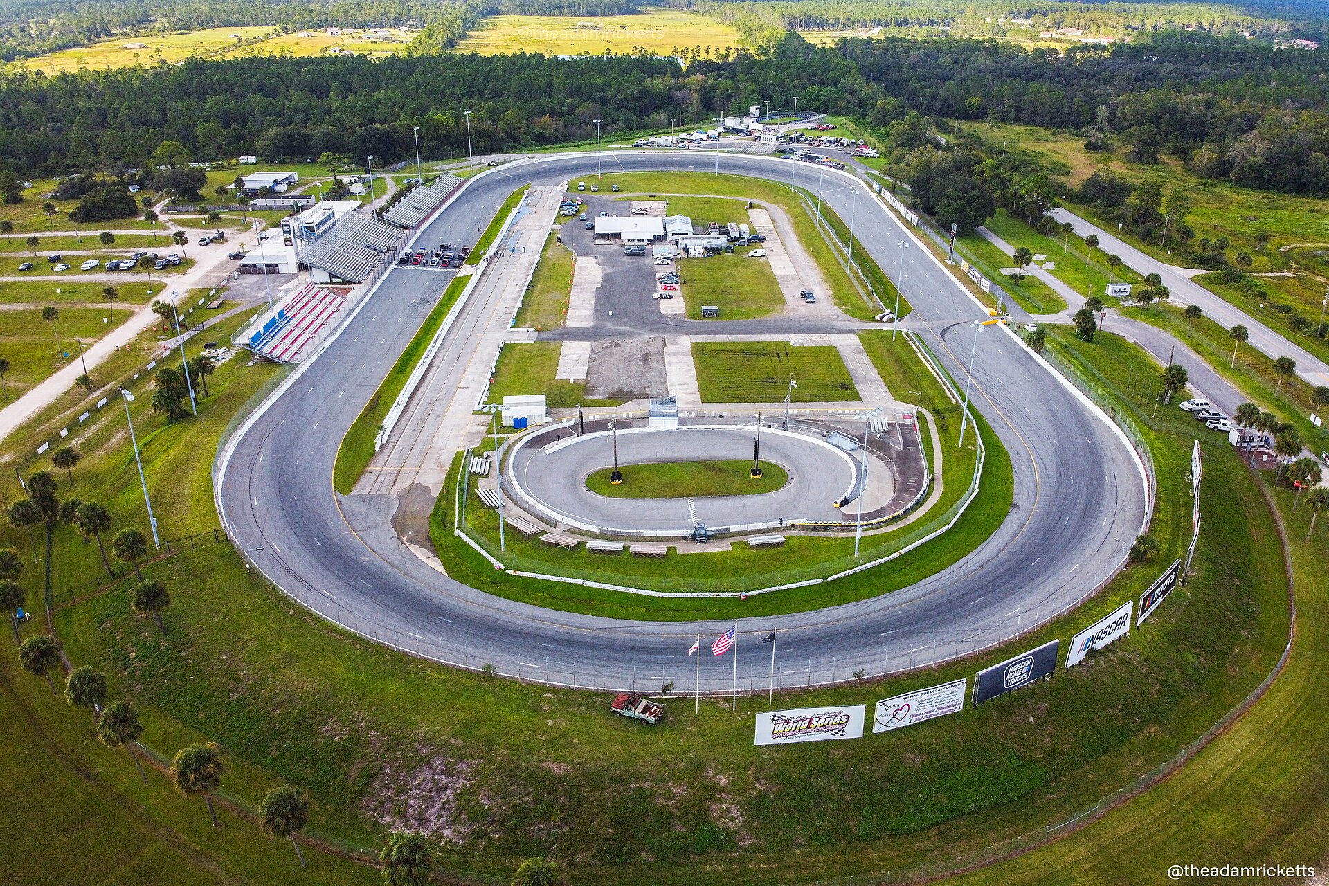 Imagem de referência de New Smyrna Speedway, descrito nos dados abertos como autódromo localizado na Flórida, tem formato oval e recebe categorias menores da NASCAR