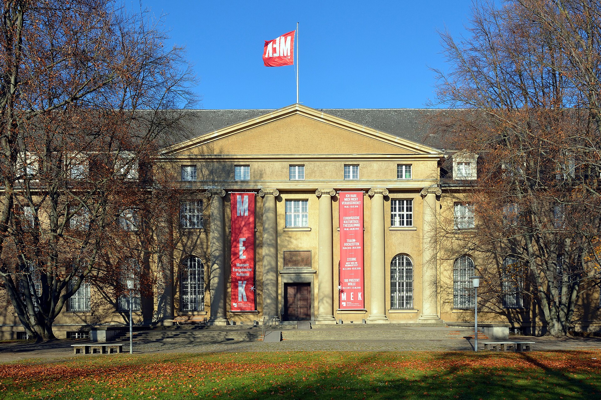 Imagem de referência de Museum Europäischer Kulturen, descrito nos dados abertos como museu na Alemanha