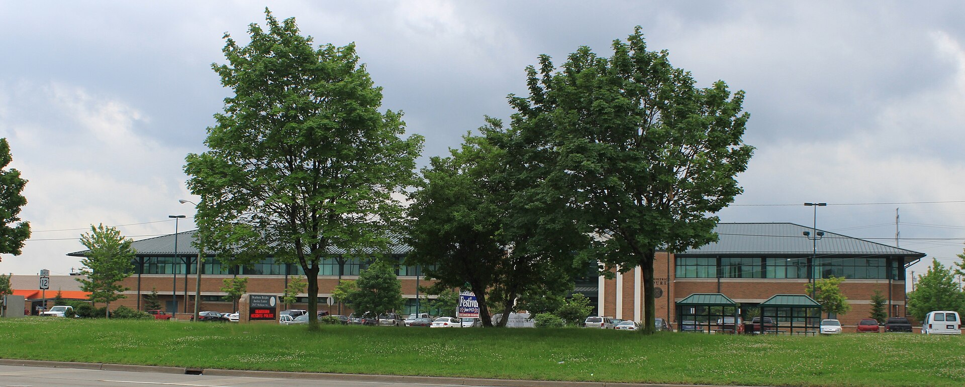 Imagem de referência de Dearborn Heights, descrito nos dados abertos como cidade em Michigan, Estados Unidos