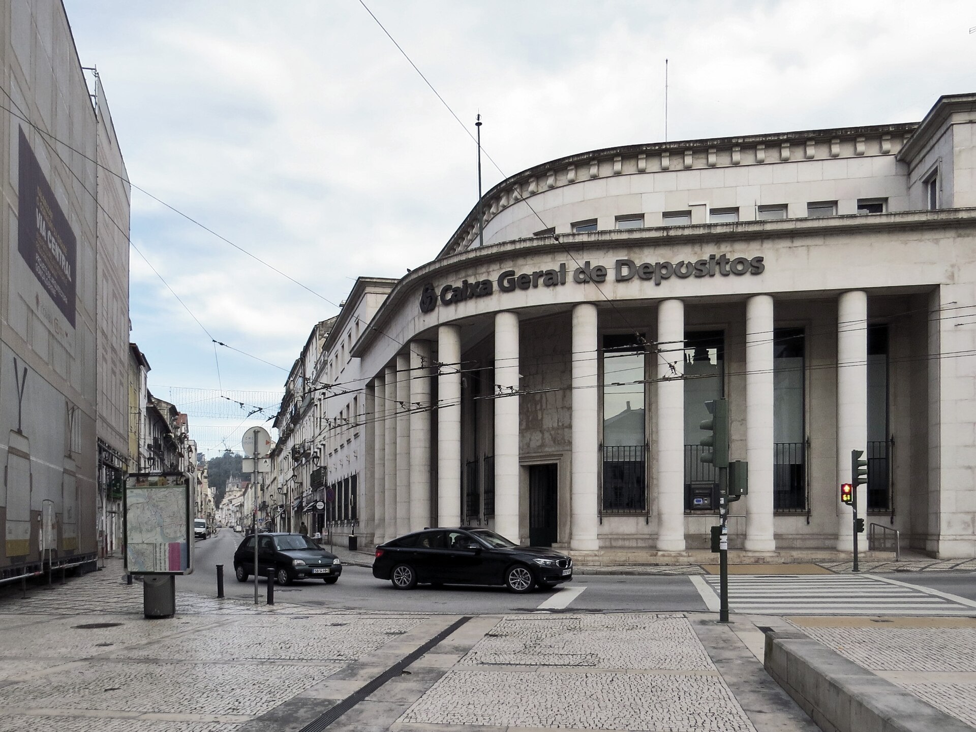 Imagem de referência de Edifício da Caixa Geral de Depósitos, CGD, de Coimbra, descrito nos dados abertos como edifício ou estrutura em Coimbra, Portugal