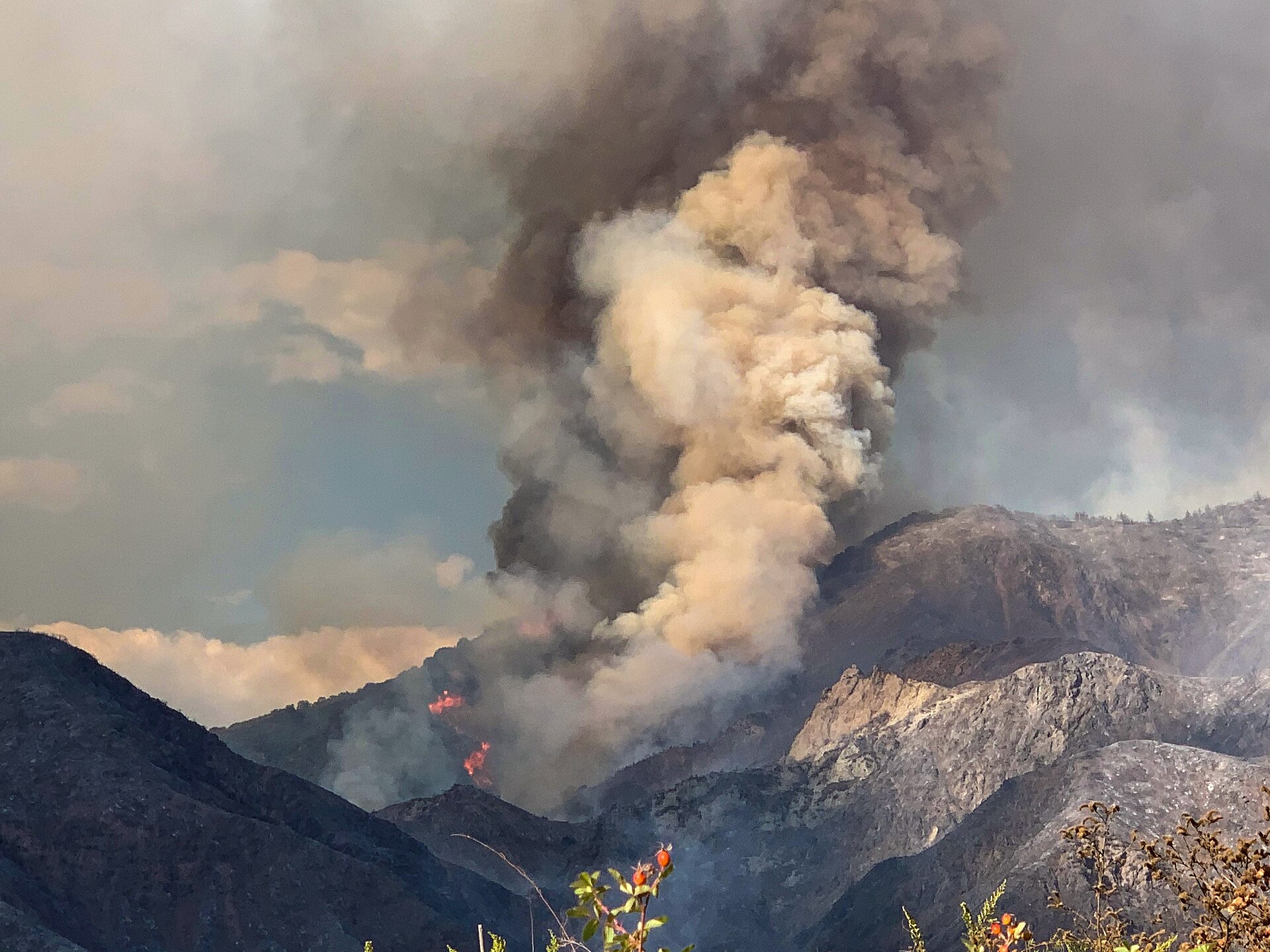Imagem de referência de Incêndio El Dorado, descrito nos dados abertos como incêndio florestal no condado de San Bernardino, Califórnia, em 2020
