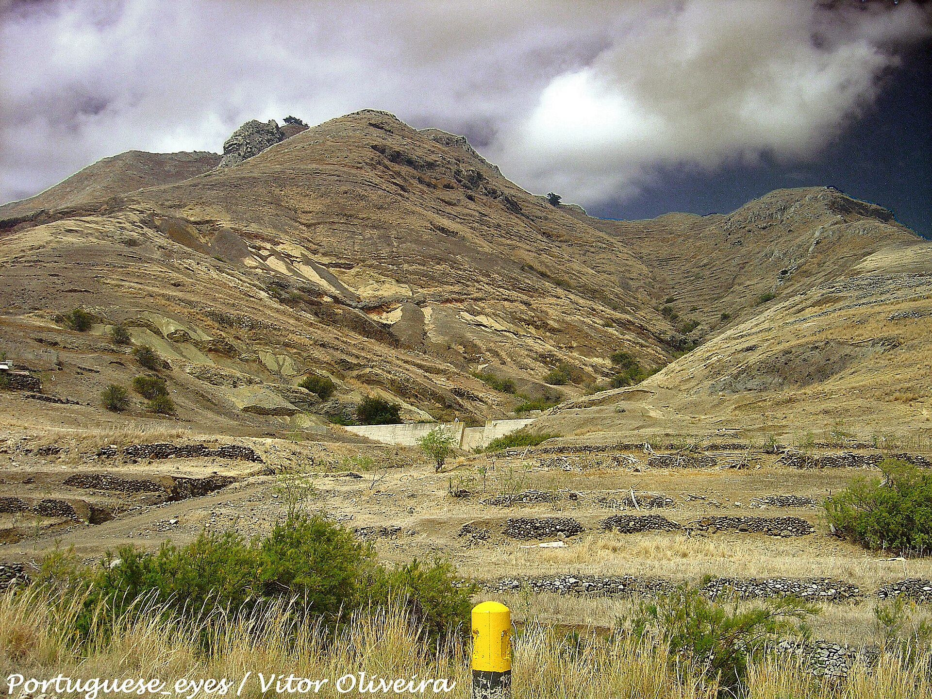 Imagem de referência relacionada a Serra de Dentro, item descrito como lugar e geosítio no Porto Santo, Madeira, Portugal