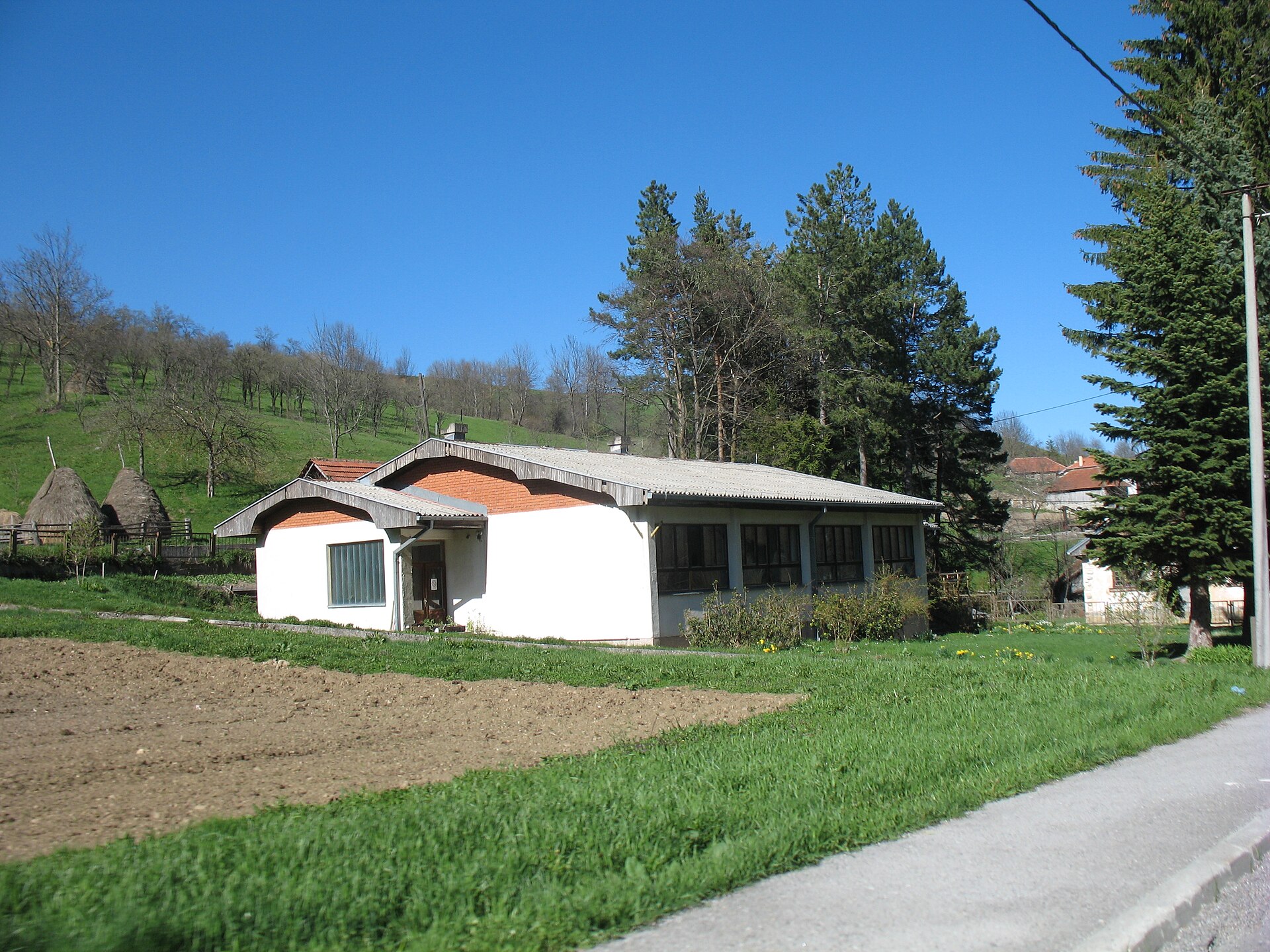 Imagem de referência relacionada a Brzeće, item descrito como vila do distrito de Rasina