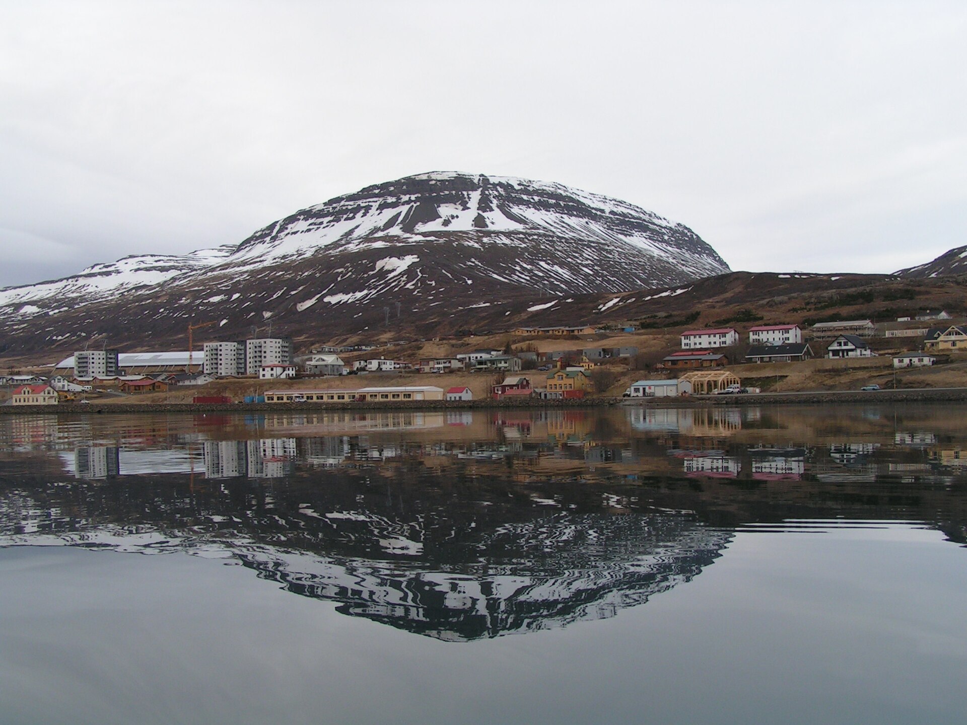 Imagem de referência relacionada a Reyðarfjörður, item descrito como registro de referência sobre Reyðarfjörður, organizado a partir de dados estruturados abertos