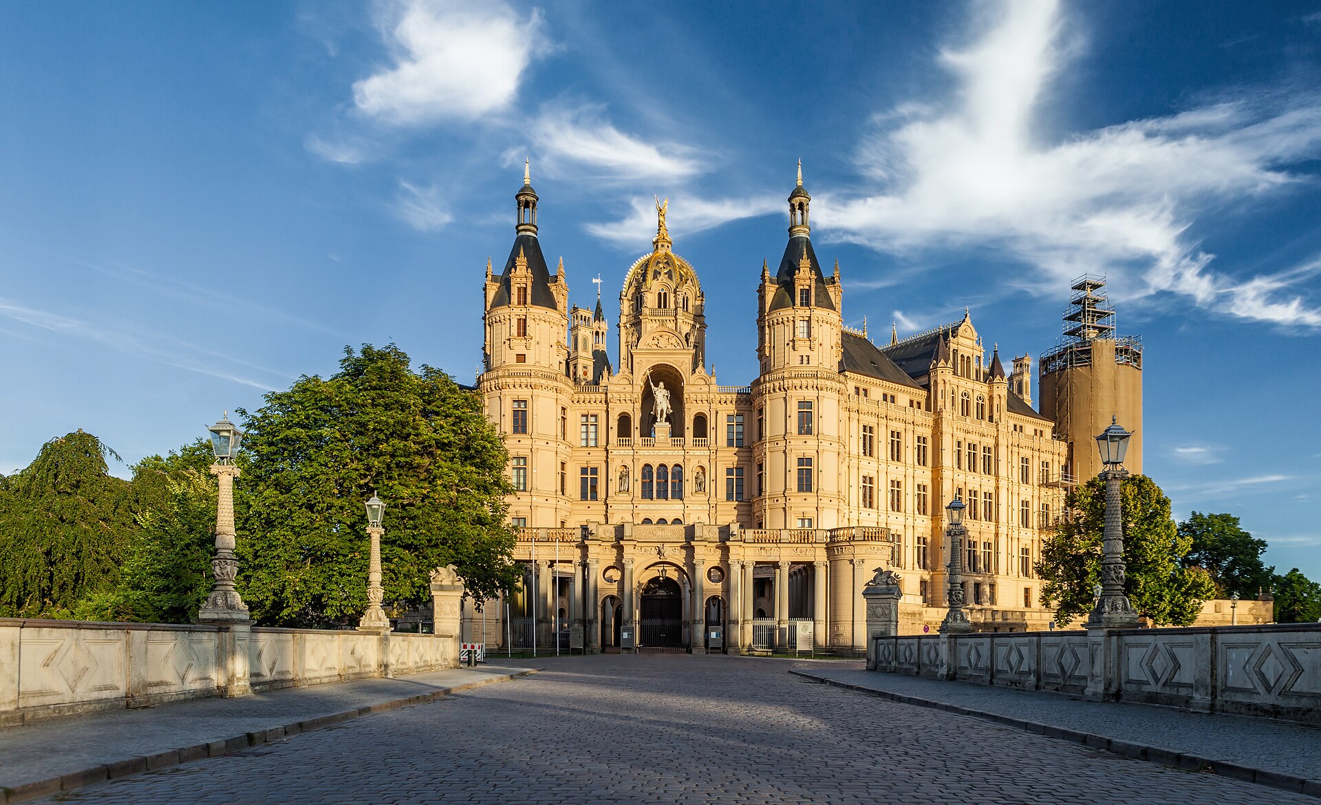 Imagem de referência relacionada a Schwerin, item descrito como capital do estado alemão de Mecklemburgo-Pomerânia Ocidental