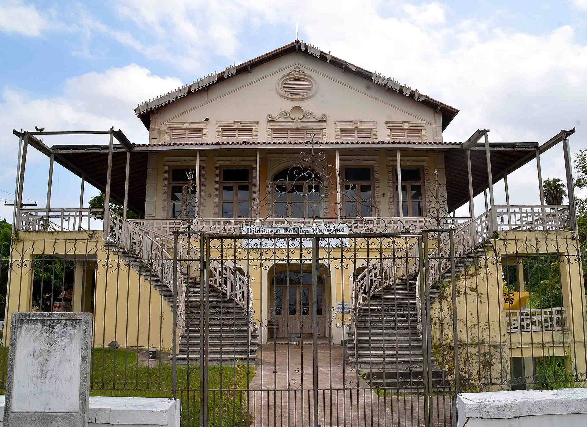 Imagem de referência relacionada a Biblioteca Municipal Avertano Rocha, item descrito como bem tombado no município de Belém, Pará, Brasil