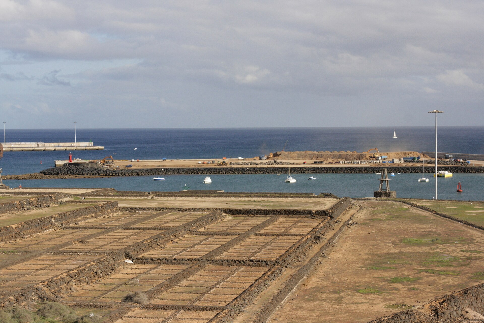 Imagem de referência relacionada a Puerto Naos, item descrito como localidade em Los Llanos, La Palma, Ilhas Canárias