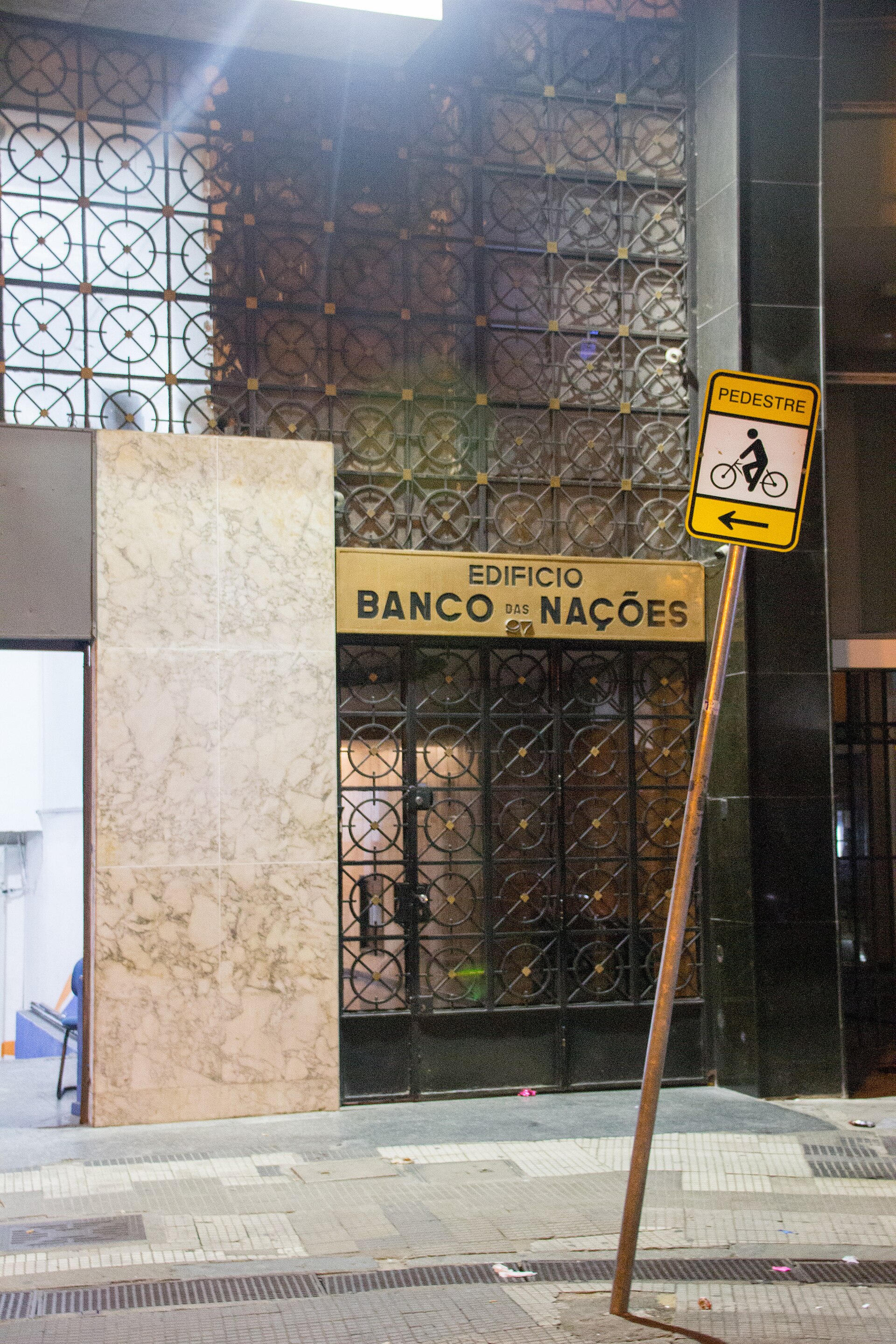 Imagem de referência de Poupar, Semear, Prosperar, descrito nos dados abertos como escultura roubada da entrada do Prédio Banco das Nações, em São Paulo, Brasil