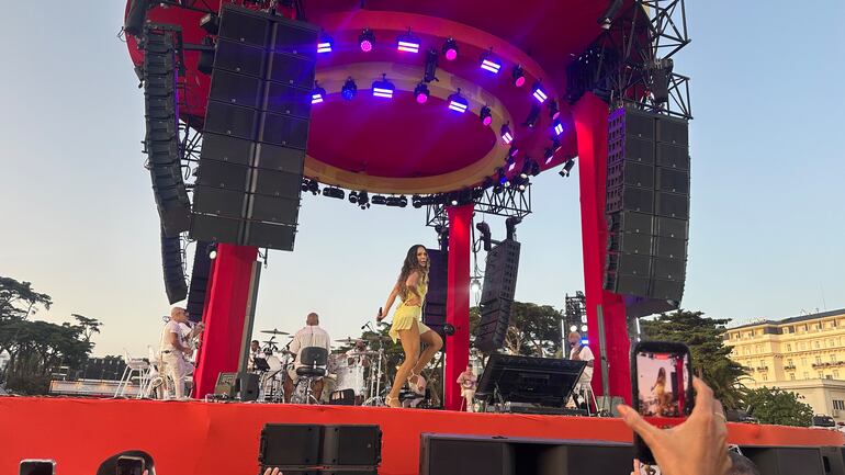 ‘Um país que divide corações’, diz Ivete Sangalo em passagem de turnê por Portugal