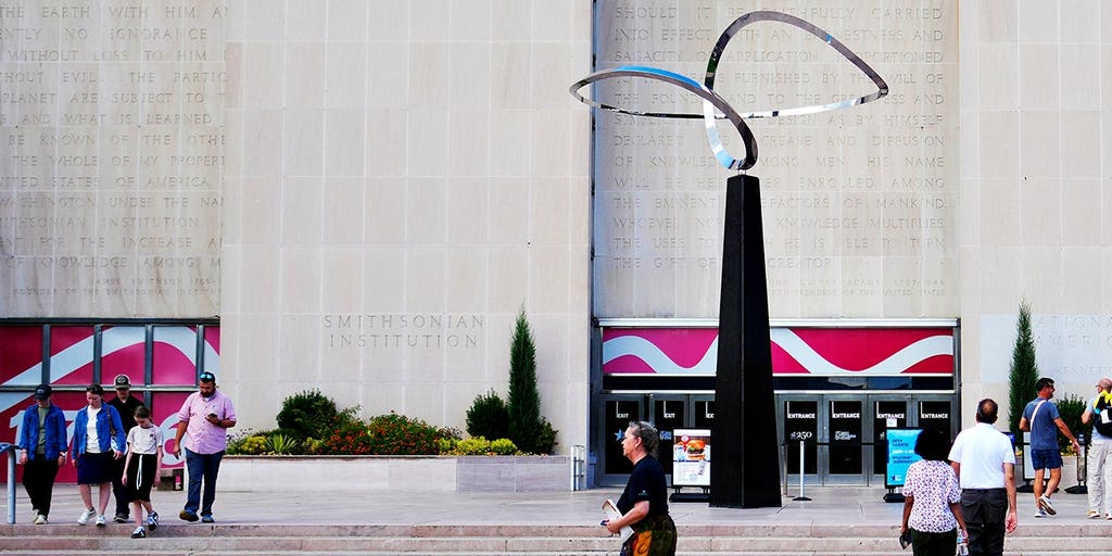 Trump concede dias ao Smithsonian para substituir uma 'escultura modernista estranha' por um Pai da Fundação