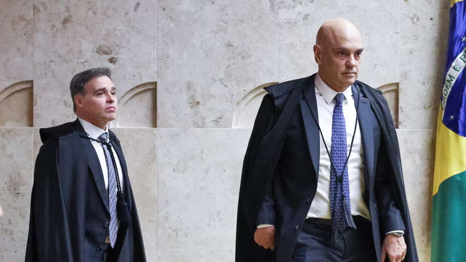 Andr&eacute; Mendon&ccedil;a e Alexandre de Moraes ingressam no plen&aacute;rio do STF.