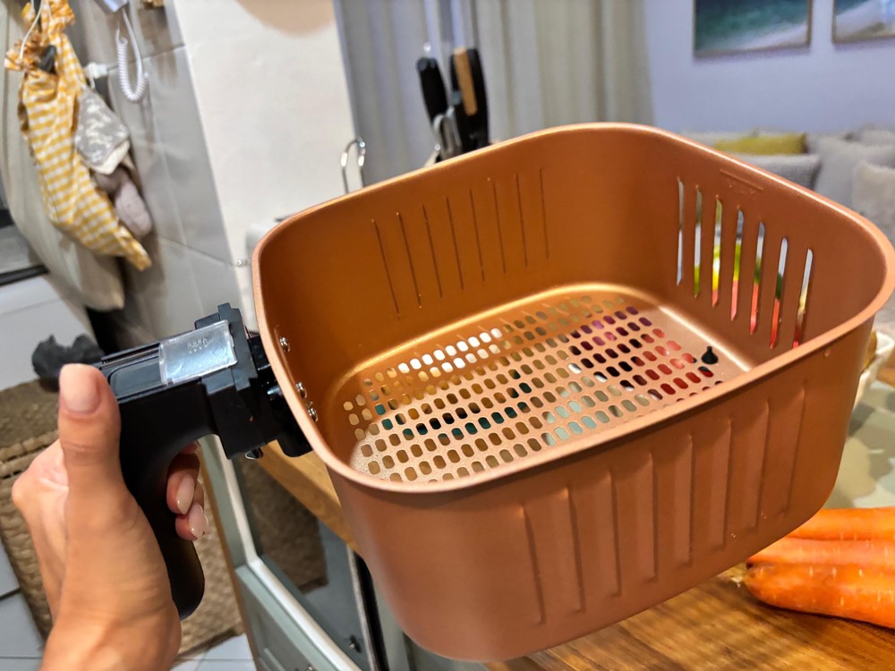 Air Fryer Britânia 5L Antiaderente Gold BAF45A — Foto: Leonor Militão / TechTudo