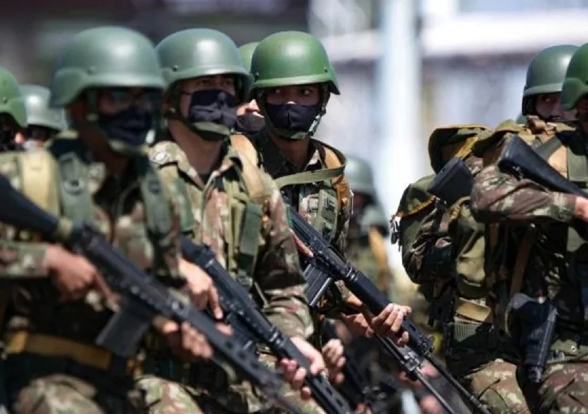 Militares do Exército fardados, com capacete verdes -- Metrópoles