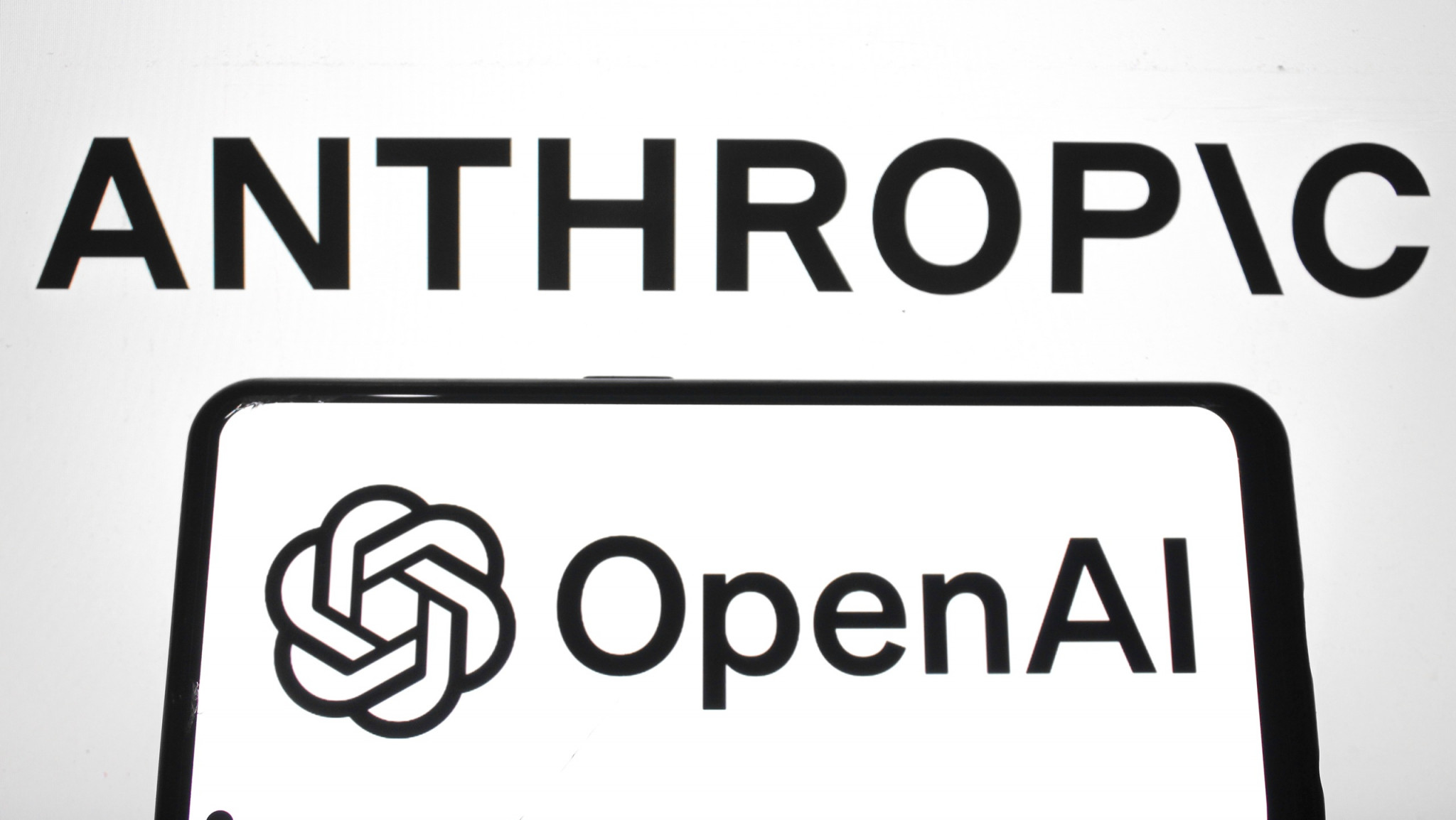 Logos de Anthropic e OpenAI