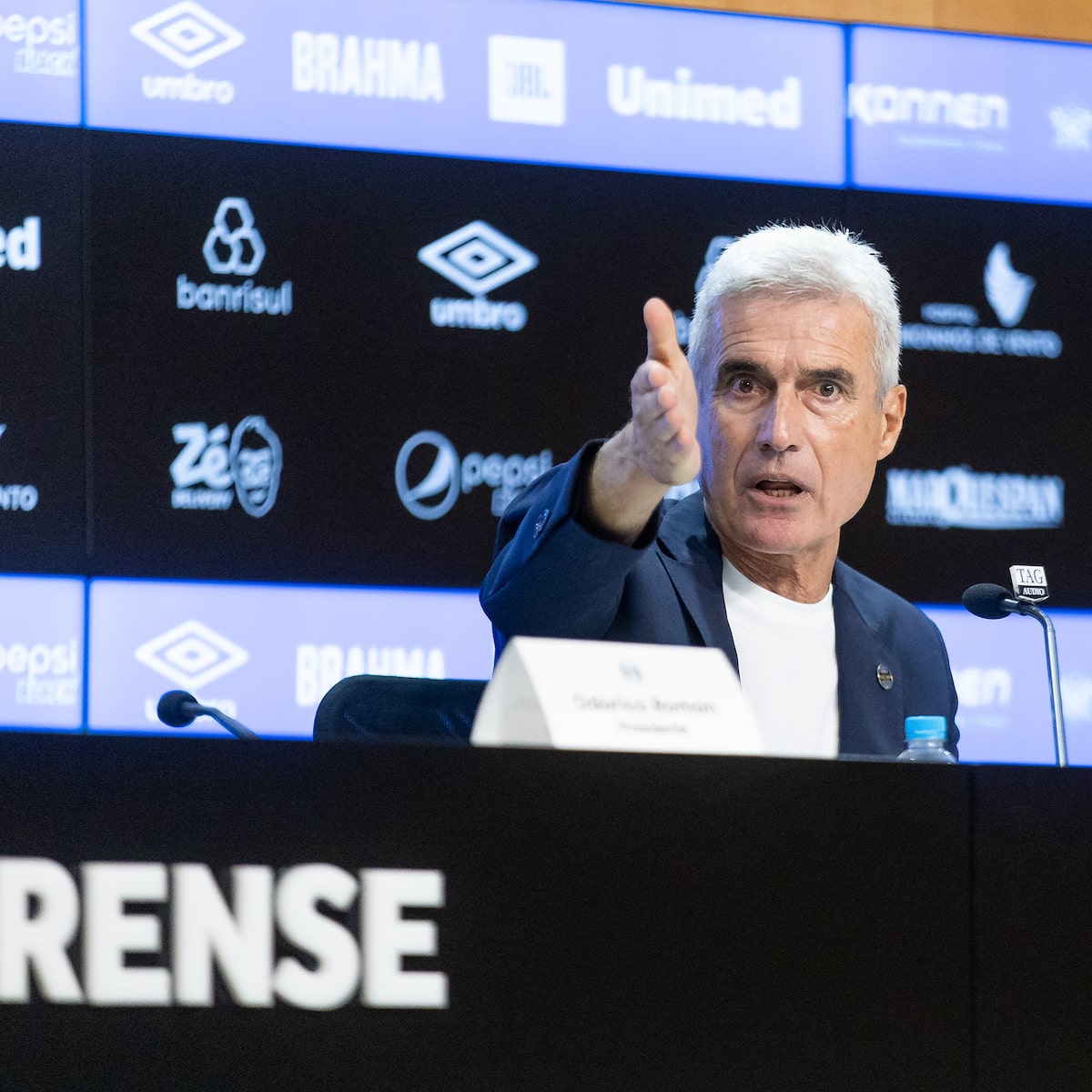 Grêmio demite Luís Castro após sequência ruim do Brasileirão; Felipão assume interinamente