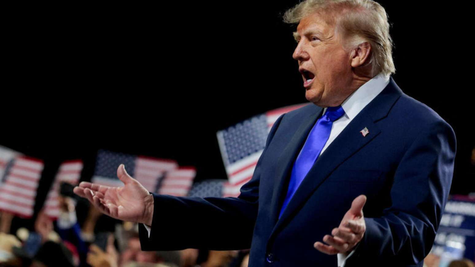 Donald Trump discursa durante conven&ccedil;&atilde;o republicana em Dallas, no Texas, e promete pagar US$ 5.000 a cada adulto americano caso o Partido Republicano mantenha o controle da C&acirc;mara e do Senado nas elei&ccedil;&otilde;es de meio de mandato.