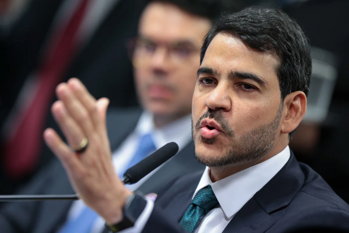 Imagem da matéria: Messias critica Flávio por "uso ostensivo da Justiça contra cidadãos"