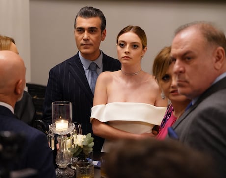 Asya vira a cereja do bolo na festa de Volkan e surpreende Derin: ‘Fui convidada’