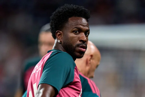"Está faltando essa atuação de altíssimo nível", diz Mourinho sobre Vini Jr
