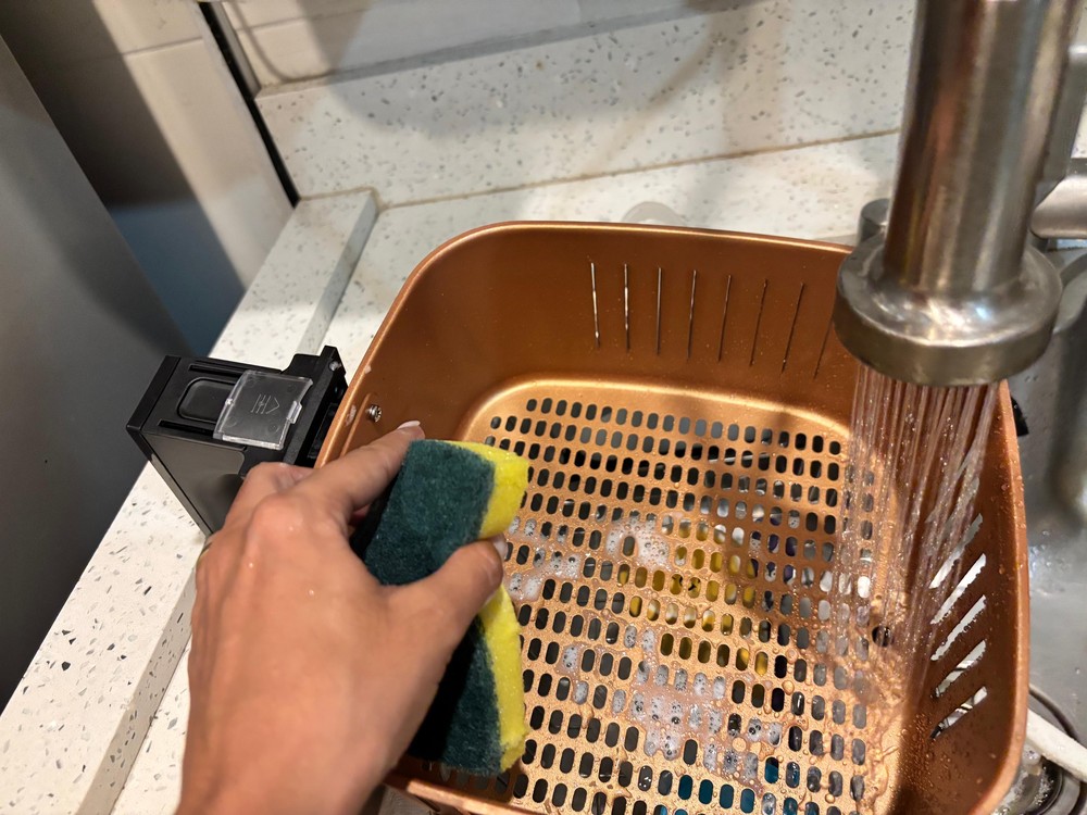 Air Fryer Britânia 5L Antiaderente Gold BAF45A — Foto: Leonor Militão / TechTudo