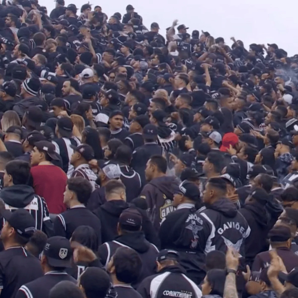 Corinthians: torcida protesta e fica de costas na entrada do time em campo