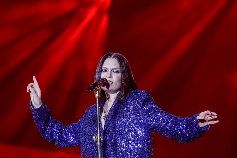 O que é a cirurgia reconstrutiva que a cantora Jessie J fará pela segunda vez após câncer de mama?