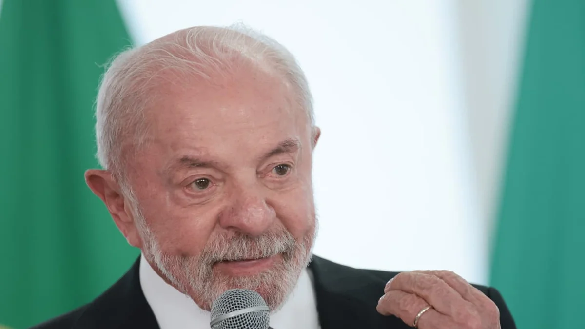 Lula diz que Trump "age como imperador" e rejeita guerra tarifária com EUA