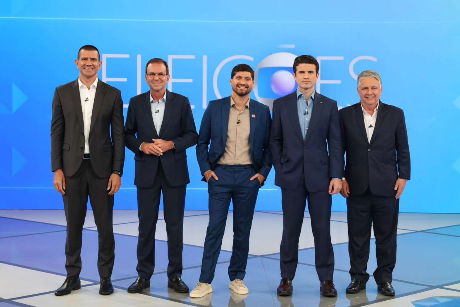 Os candidatos Douglas Ruas (PL), Eduardo Paes (PSD), William Siri (PSOL), Andr&eacute; Marinho (NOVO) e Garotinho (Republicanos) no est&uacute;dio da TV Globo para participar do debate entre candidatos ao governo do Rio de Janeiro.
