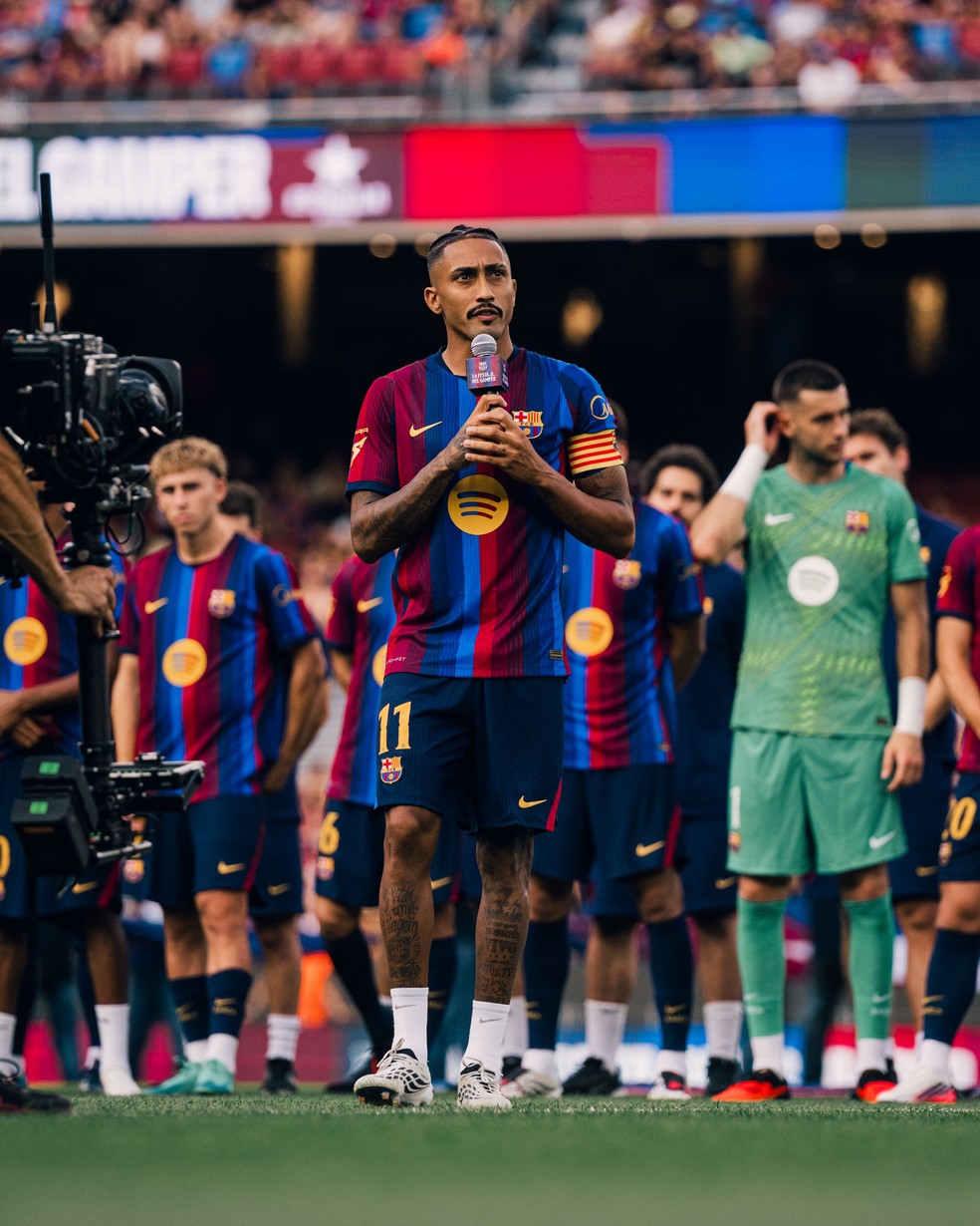 Por que existem 'dois Raphinhas'? Atacante tem mais gols pelo Barcelona nesta temporada do que pela seleção na carreira