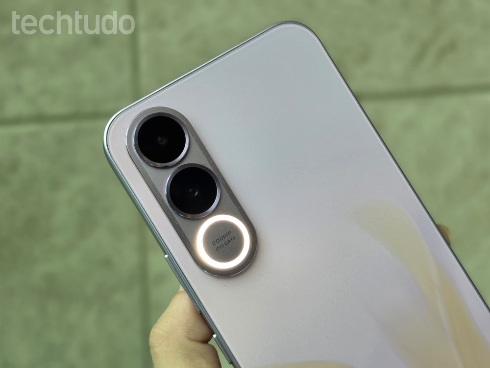 Conheça sete celulares com bom desempenho, bateria de longa duração e telas de qualidade para estudar e trabalhar sem gastar além da conta — Foto: Ana Letícia Loubak/TechTudo