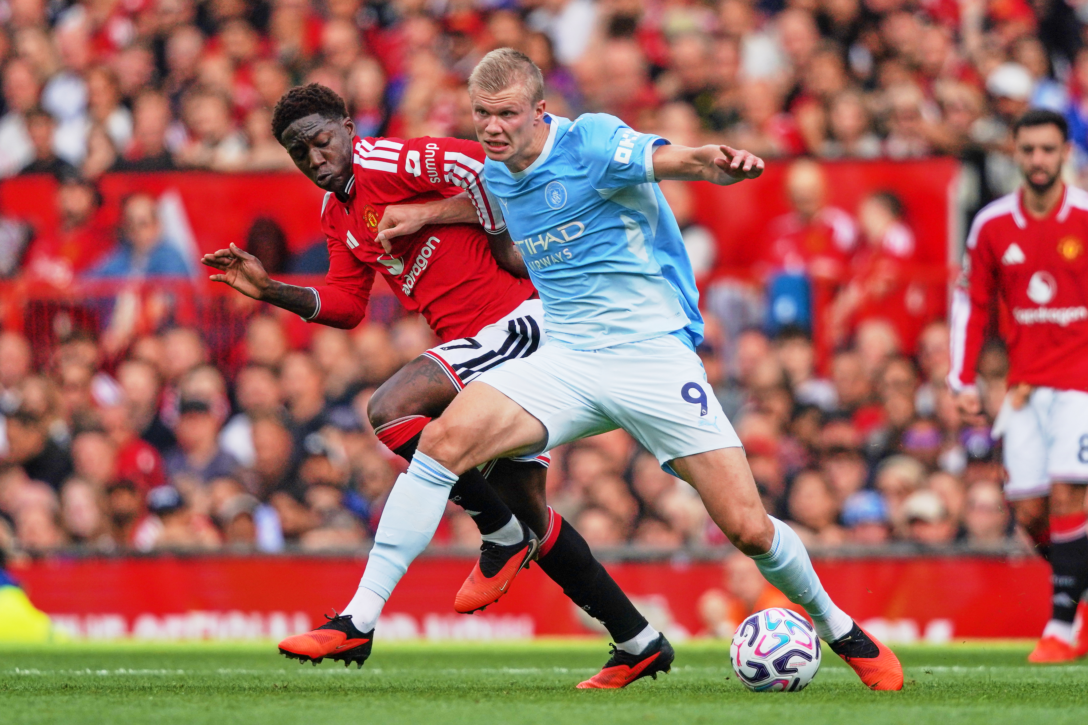 O gol contestado de Haaland garante a vitória do Manchester Derby para o City com 10 jogadores contra o United