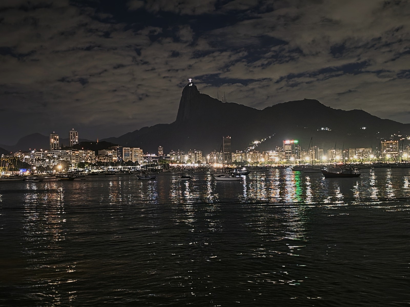 Rio de Janeiro à noite; foto tirada com câmera principal do Galaxy S26 Ultra — Foto: Ana Letícia Loubak/TechTudo