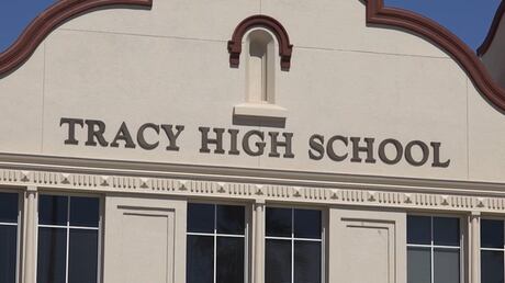 Treinador é preso após celular ser encontrado gravando alunos no vestiário, diz polícia
