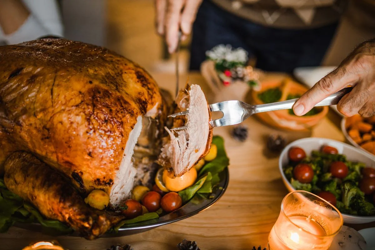 Aprenda a fazer frango de padaria com carne suculenta e pele crocante
