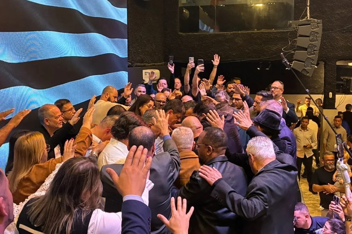 Imagem colorida de Tarcísio de Freitas recebendo orações em culto em igreja de São Bernardo do Campo. Metrópoles