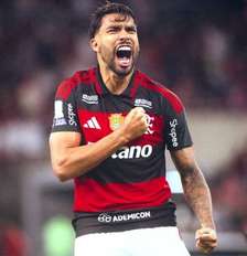 Pedro tentou marcar de peito no primeiro tempo, mas Hugo Souza evitou - Foto: Gilvan de Souza / Flamengo / Jogada10