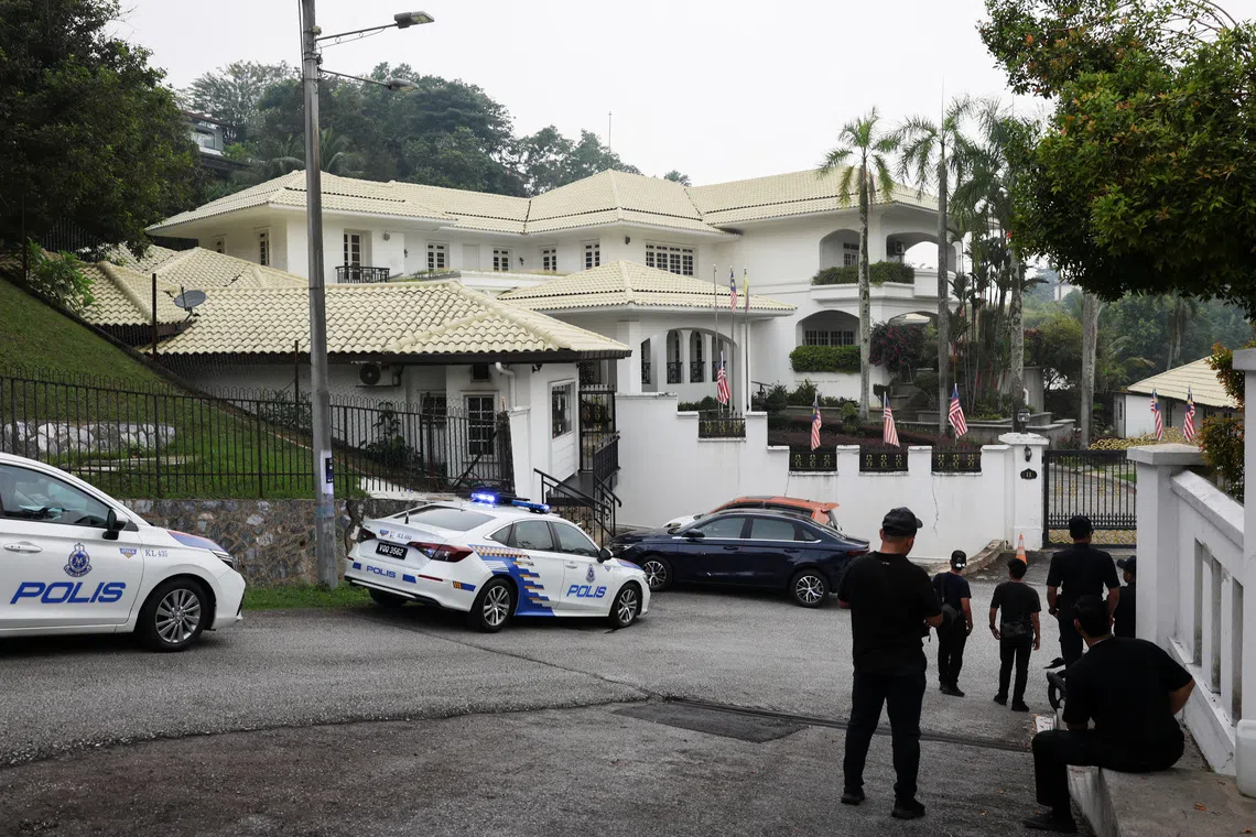 Ex-primeiro-ministro malásio Najib pede ao tribunal a suspensão de pena de prisão de 15 anos