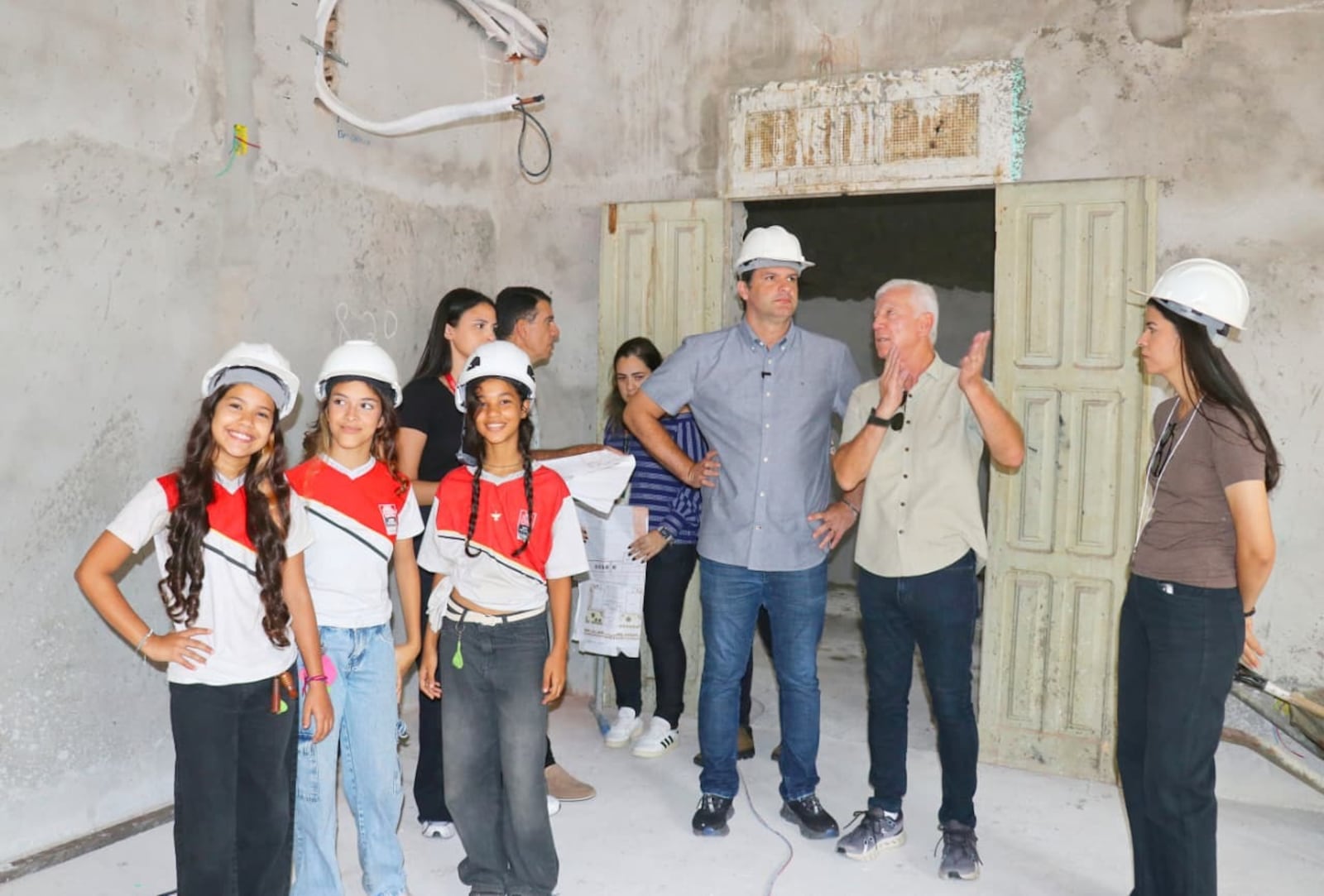 Imagem da matéria: Leo Bezerra inspeciona obras da Escola Dom Adauto, que alia modernidade e preservação do patrimônio histórico