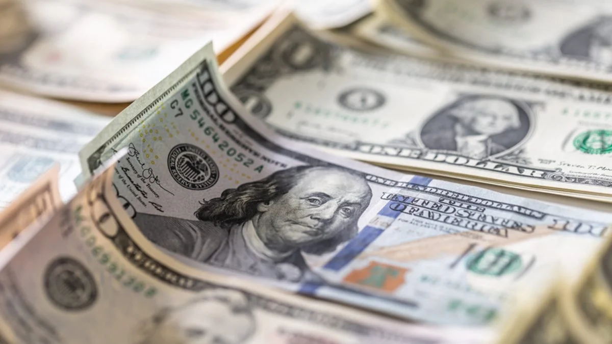 Dólar sobe com alta do petróleo e tensão sobre juros e julgamento no STF