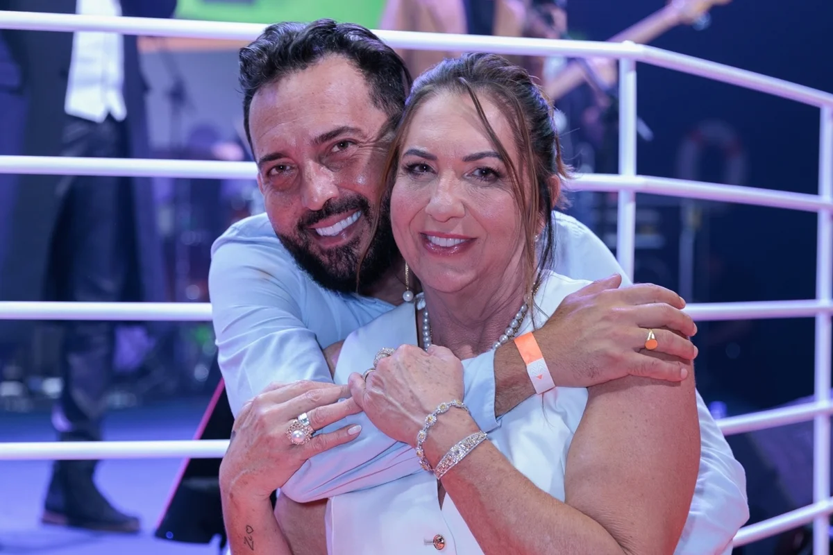 Imagem colorida de William Pimenta Gusmão, irmão de Virginia Fonseca com a mãe, Margareth Serrão - Metrópoles