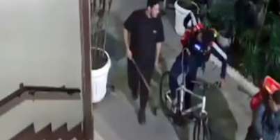 Pol&iacute;cia tenta prender entregadores suspeitos de linchar ciclista em Copacabana Foto: Reprodu&ccedil;&atilde;o/Redes sociais