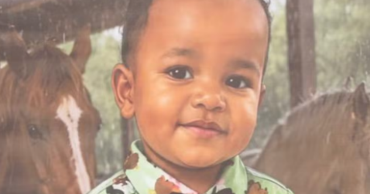 Carro invade calçada, mata menino de 2 anos e motorista é morto por moradores em Maceió