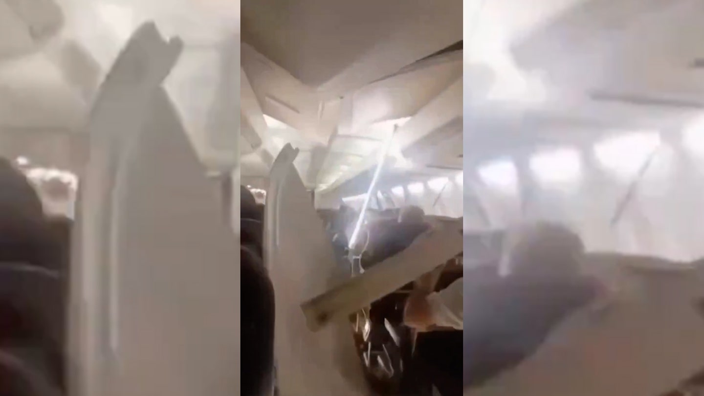 Em um vídeo aterrorizante de meio voo, passageiros de um avião gritam enquanto uma agitação violenta faz os painéis do teto da cabine voarem.