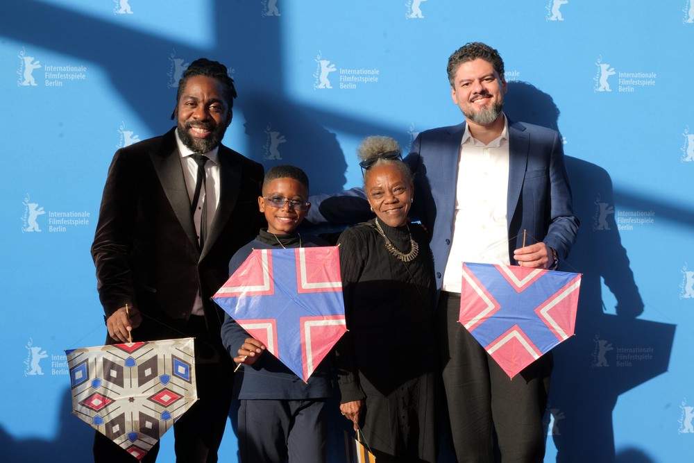 Lázaro Ramos, Yuri Gomes, Teca Pereira e Allan Deberton lançam "Feito pipa" no Festival de Berlim — Foto: Kathleen Kunath / Divulgação