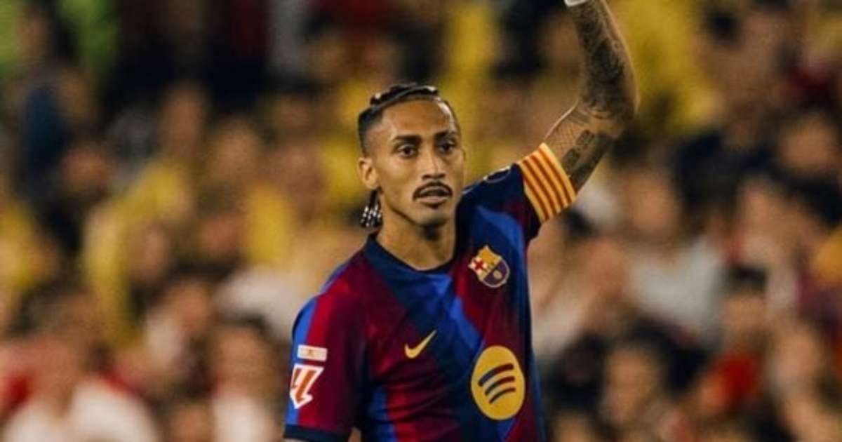Raphinha "atropela" Messi e fica a um gol de recorde de Cristiano Ronaldo