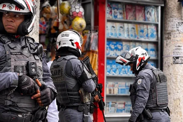 PM começa a patrulhar centro de SP com duplas em motos usando fuzil - destaque galeria