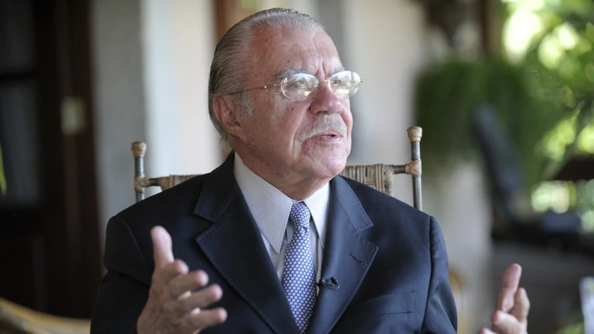 Com pneumonia, ex-presidente Sarney segue internado no MA; quadro é estável